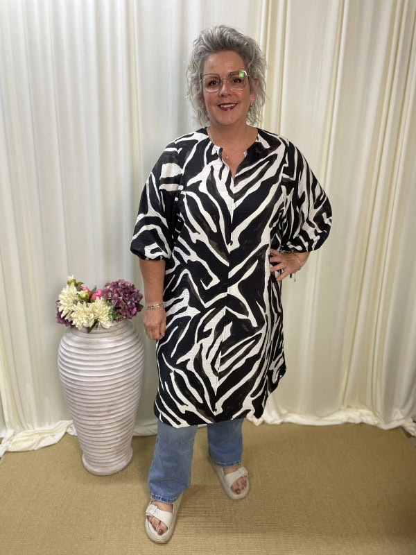 Only Carrie tunic grafisk zebra  BM: 46:125 48:130 50:135 52:140 54:150 Lg:110/115 Vejl. 379,95 - Billede 3