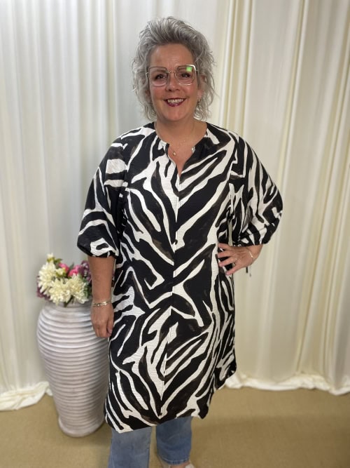 Only Carrie tunic grafisk zebra  BM: 46:125 48:130 50:135 52:140 54:150 Lg:110/115 Vejl. 379,95