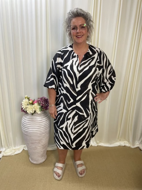 Alternative view of Only Carrie tunic grafisk zebra  BM: 46:125 48:130 50:135 52:140 54:150 Lg:110/115 Vejl. 379,95