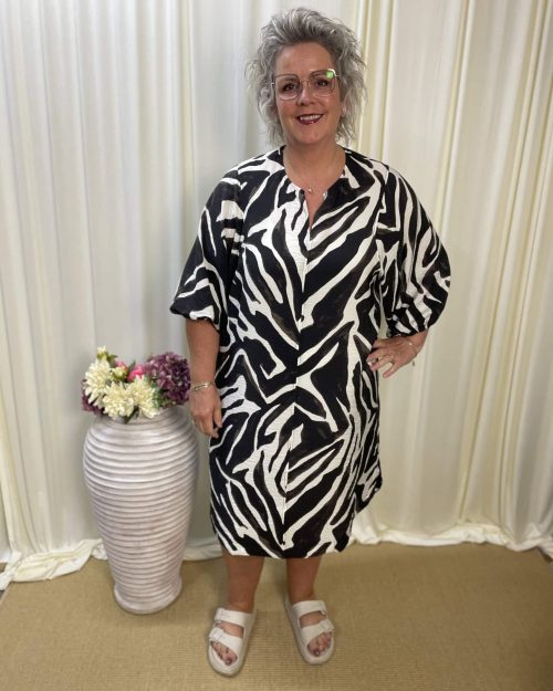 Alternative view of Only Carrie tunic grafisk zebra  BM: 46:125 48:130 50:135 52:140 54:150 Lg:110/115 Vejl. 379,95
