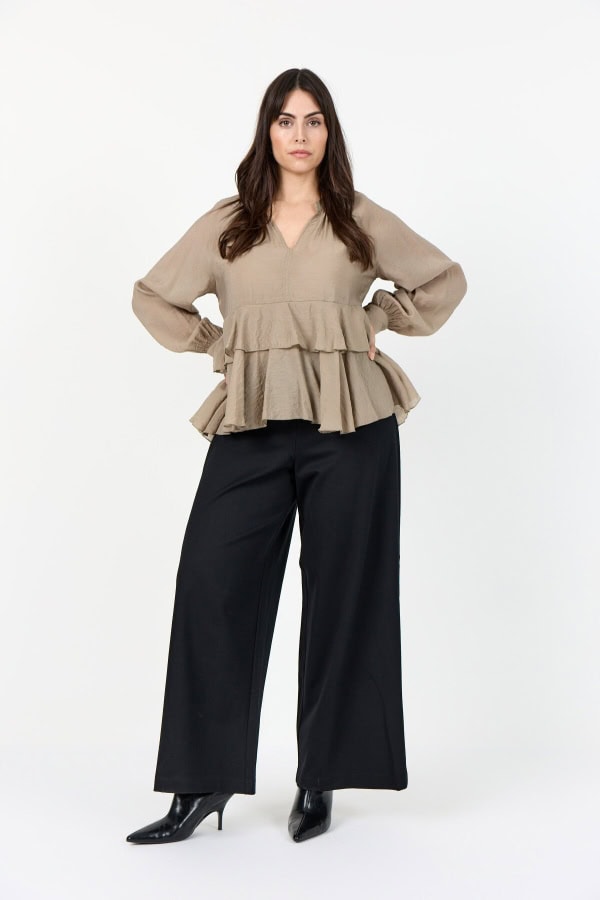 Wasabi Judit 2 Elegant Bluse M/Flæsekant Sand BM: 44:120 46/48:130 50/52:140 54/56:150 LG:70 Vejl. 399,95 - Billede 4