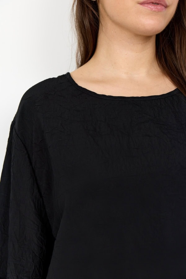 Wasabi Ania 2 Kortærmet Bluse M/Struktur Sort BM: 42:125 44:130 46/48:140 50/52:150 54/56:160 LG:75 Vejl. 399,95 - Billede 3