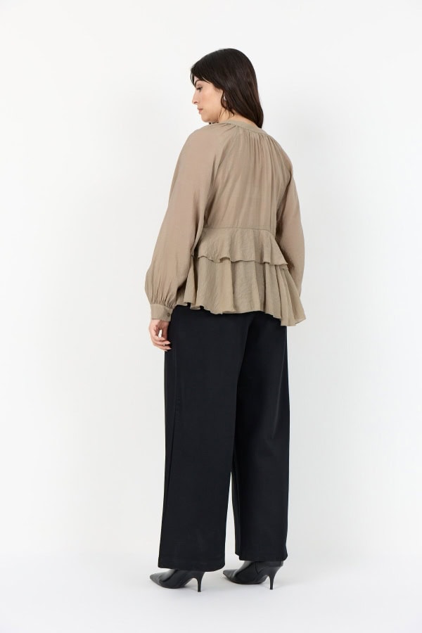 Wasabi Judit 2 Elegant Bluse M/Flæsekant Sand BM: 44:120 46/48:130 50/52:140 54/56:150 LG:70 Vejl. 399,95 - Billede 3