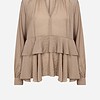 Wasabi Judit 2 Elegant Bluse M/Flæsekant Sand BM: 44:120 46/48:130 50/52:140 54/56:150 LG:70 Vejl. 399,95