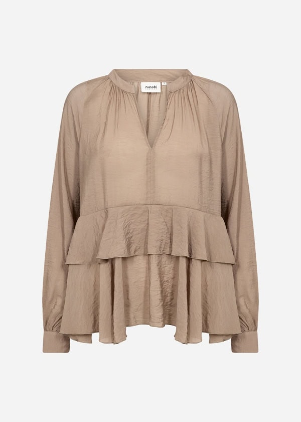Wasabi Judit 2 Elegant Bluse M/Flæsekant Sand BM: 44:120 46/48:130 50/52:140 54/56:150 LG:70 Vejl. 399,95