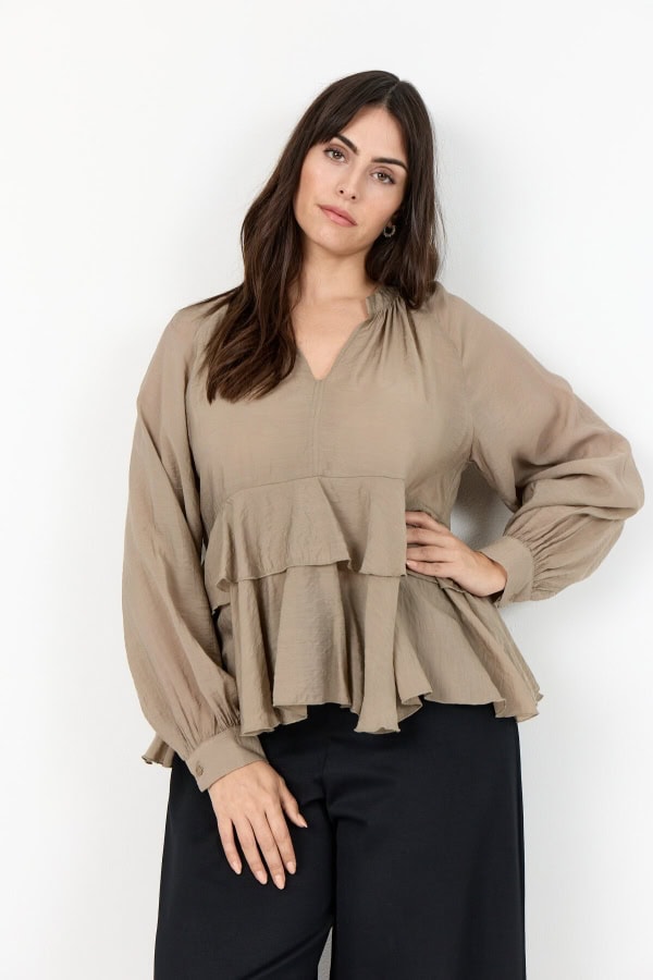 Wasabi Judit 2 Elegant Bluse M/Flæsekant Sand BM: 44:120 46/48:130 50/52:140 54/56:150 LG:70 Vejl. 399,95 - Billede 5