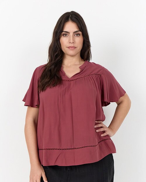 Wasabi Sia 44 Kortærmet Bluse Bordeaux BM: 42:125 44:130 46/48:140 50/52:150 54/56:160 58:170 LG:70 Vejl. 349,95