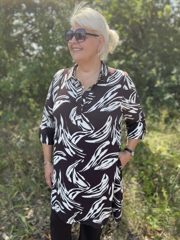 Wasabi Juliette 3 Tunic A-Form M/Print Chocolate Plum-Mørk Brun/Creme B: 44:125 46/48:135 50/52:145 54/56:155 LG:95 Vejl. 399,95