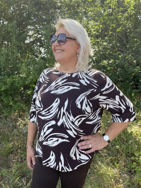 Wasabi Juliette 1 Bluse Kortærmet M/Print Chocolate Plum-Mørk Brun/Creme B: 44:125 46/48:135 50/52:145 54/56:155 LG:75 Vejl. 299,95