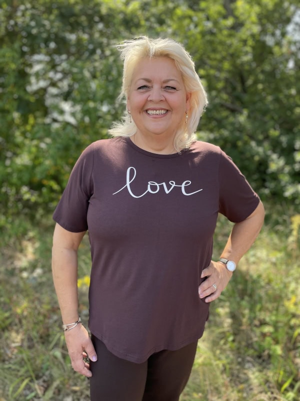 Wasabi Helene 8 T-Shirt M/Tekst LOVE Chocolate Plum-Mørk Brun BM: 42:115 44:120 46/48:130 50/52:140 54/56:150 LG:75 Vejl. 169,95