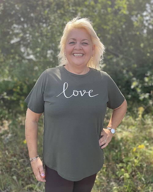 Wasabi Helene 8 T-Shirt M/Tekst LOVE Mørk Grøn BM: 42:115 44:120 46/48:130 50/52:140 54/56:150 LG:75 Vejl. 169,95
