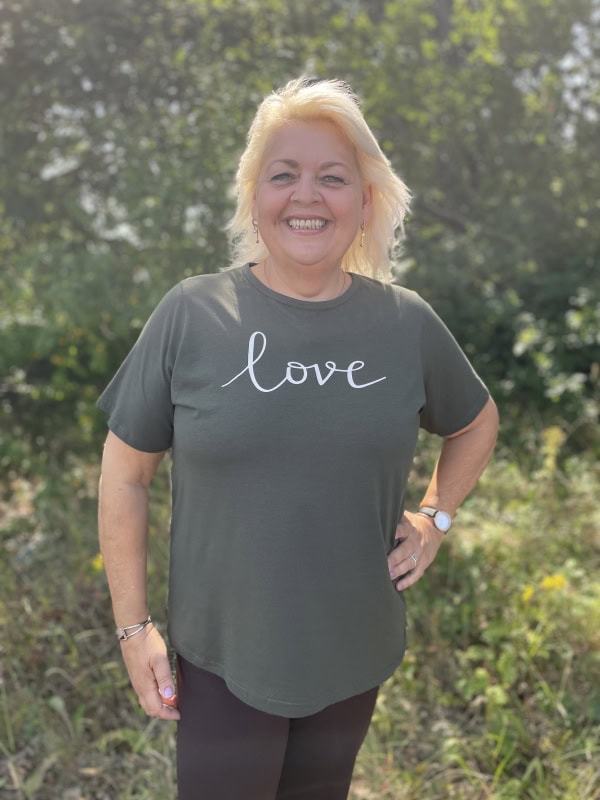 Wasabi Helene 8 T-Shirt M/Tekst LOVE Mørk Grøn BM: 42:115 44:120 46/48:130 50/52:140 54/56:150 LG:75 Vejl. 169,95