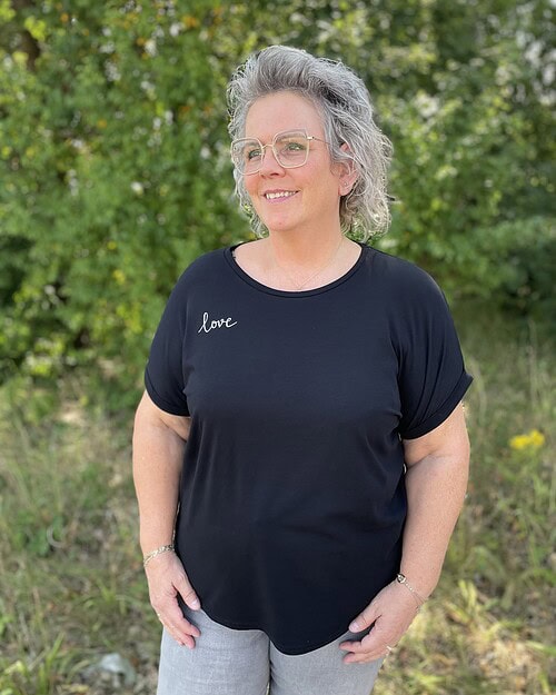 Wasabi Helene 7 T-Shirt Sort M/Lille Tekst LOVE BM: 42:120 44:125 46/48:135 50/52:145 54/56:155 LG:75 Vejl. 169,95
