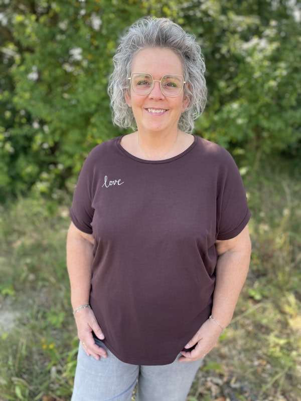 Wasabi Helene 7 T-Shirt M/Lille Tekst LOVE Chocolate Plum-Mørk Brun BM: 42:120 44:125 46/48:135 50/52:145 54/56:155 LG:75 Vejl. 169,95