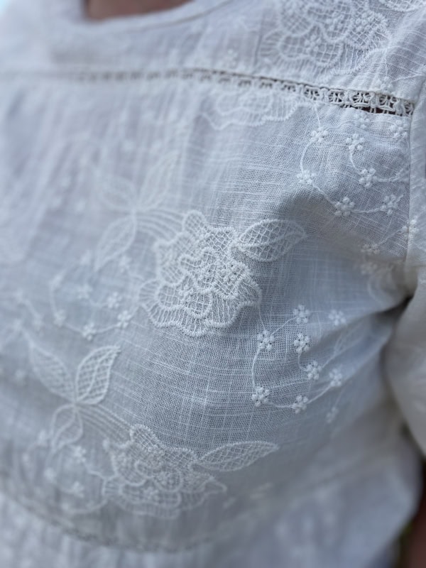 Cassiopeia Tenesse Bluse Kortærmet M/Broderi Off-White BM: S:120 M:130 L:140 XL:150 LG:75 Vejl. 369,- - Billede 2