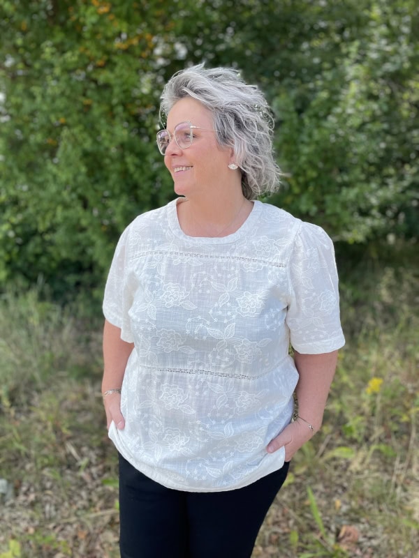 Cassiopeia Tenesse Bluse Kortærmet M/Broderi Off-White BM: S:120 M:130 L:140 XL:150 LG:75 Vejl. 369,-