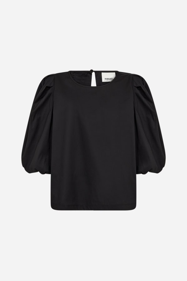 Wasabi Saga 43 Bluse M/Pufærmer Sort BM: 44:130 46/48:135 50/52:145 54/56:155 LG:70 Vejl. 499,95