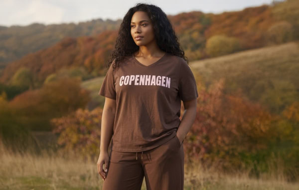 Cassiopeia Gritta V-hals T-Shirt M/Tekst Copenhagen Brun BM: S:120 M:130 L:140 XL:150 LG:75 Vejl. 249,95 - Billede 2