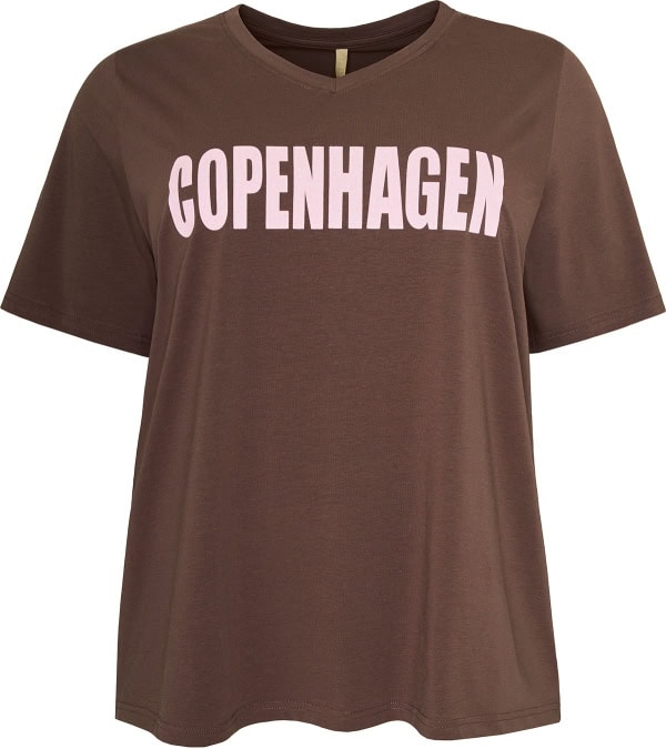 Cassiopeia Gritta V-hals T-Shirt M/Tekst Copenhagen Brun BM: S:120 M:130 L:140 XL:150 LG:75 Vejl. 249,95
