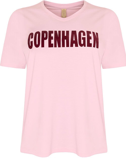 Cassiopeia Gritta V-hals T-Shirt M/Tekst Copenhagen Rosa Combi BM: S:120 M:130 L:140 XL:150 LG:75 Vejl. 249,95