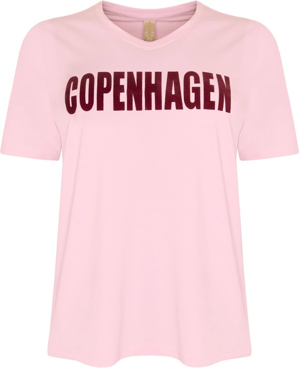 Cassiopeia Gritta V-hals T-Shirt M/Tekst Copenhagen Rosa Combi BM: S:120 M:130 L:140 XL:150 LG:75 Vejl. 249,95