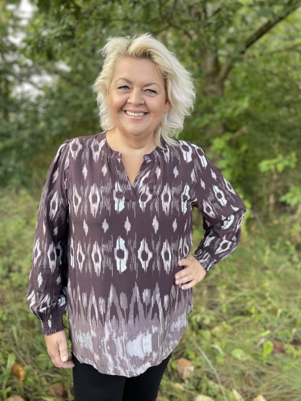 Cassiopeia Birkalle Bluse M/Print Brun Combi BM: S:120 M:130 L:140 XL:150 LG:75 Vejl. 300,-
