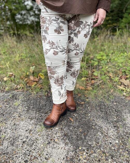 Vanting Mirakel Bukser Beige Med Brune/Grå Blomster Str. 1=42-46  Str. 2=48-52 SKL:70 Vejl.389,95 - Billede 2