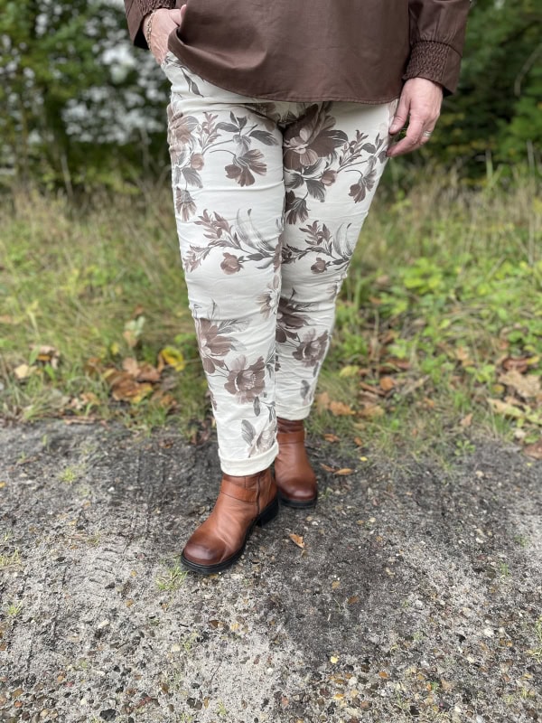 Vanting Mirakel Bukser Beige Med Brune/Grå Blomster Str. 1=42-46  Str. 2=48-52 SKL:70 Vejl.389,95 - Billede 2