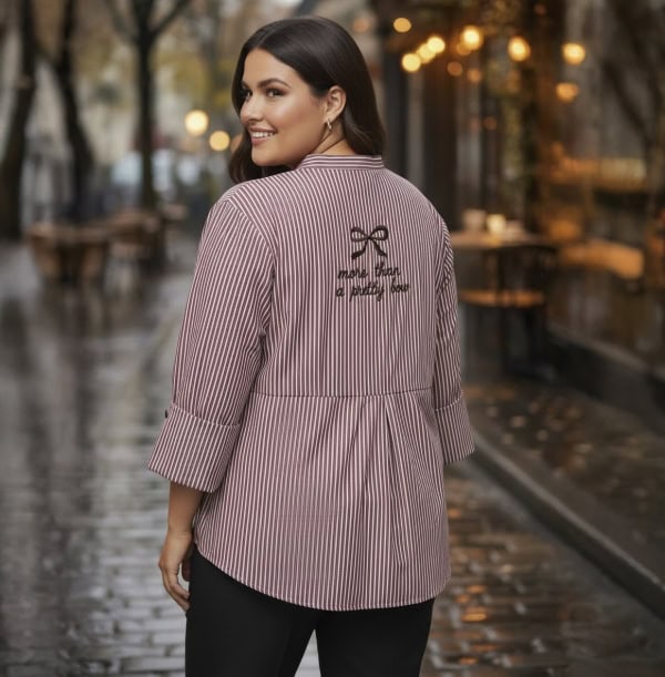 Cassiopeia Nanessi Stribet Bluse M/Sløjfe Print Bordeaux Combi BM: S:120 M:130 L:140 XL:150 LG:75 Vejl. 350,- - Billede 2