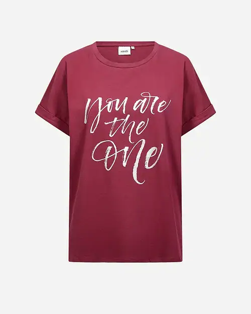 Wasabi Helene 5 T-Shirt Bordeaux M/Tekst BM: 42:120 44:125 46/48:130 50/52:140 54/56:150 LG:75 Vejl. 169,95