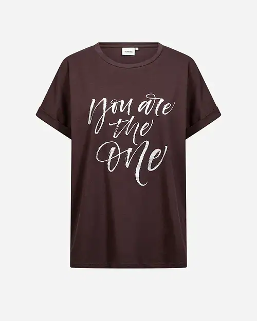 Wasabi Helene 5 T-Shirt Chocolate Plum - Mørke Brun M/Tekst BM: 42:120 44:125 46/48:130 50/52:140 54/56:150 LG:75 Vejl. 169,95