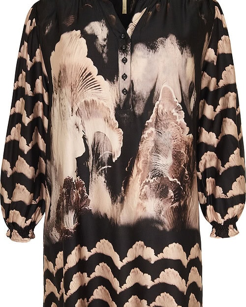 Cassiopeia Allison Tunic M/Print Sand/Sort Combi BM: S:130 M:140 L:150 XL:160 LG:105/115 Vejl. 459,-