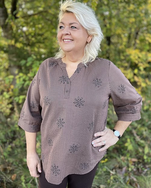 Cassiopeia Elissa Stribet Bluse M/Blomster Brown Combi BM: S:125 M:135 L:145 XL:155 LG:70/75 Vejl. 349,-