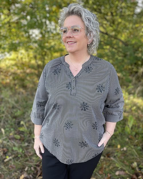Cassiopeia Elissa Stribet Bluse M/Blomster Grey Combi BM: S:125 M:135 L:145 XL:155 LG:70/75 Vejl. 349,-