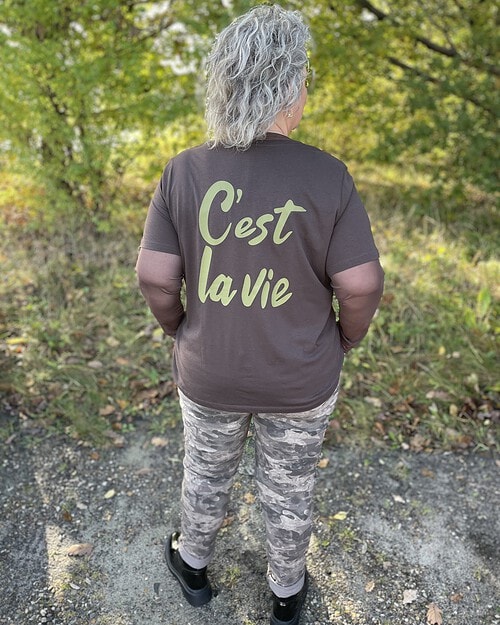 Alternative view of Only Esy T-shirt Brun M/Tekst C´est la Vie BM: S:115 M:125 L:135 XL:145 LG:75