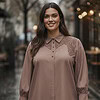 Cassiopeia Solvette Skjorte M/Broderi Truffle - Mocca BM: S:120 M:130 L:140 XL:150 LG:75 Vejl. 400.-